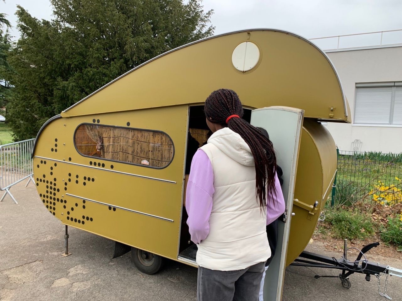 Industrie textile : les collégiens de Duclos montent à bord de la « Caravane Soyeuse » !